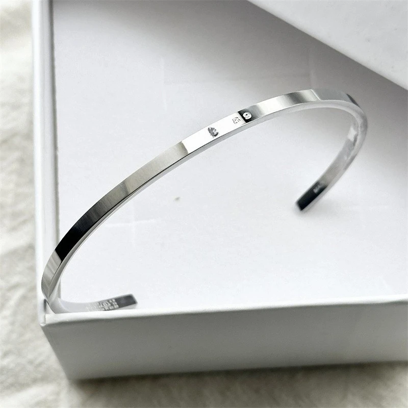 The Shape Is Very Thin and Narrow Bracelet, Men's and Women's European and American Simple Fashion Opening Personalized Bracelet.