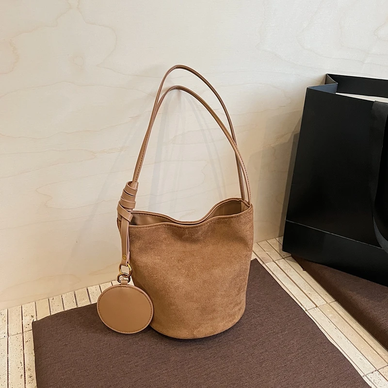 

Осень-зима 2024, новые сумки-ведра из искусственной замши, однотонные сумки на ретро с застежкой, большие вместительные стильные дизайнерские сумки для женщин