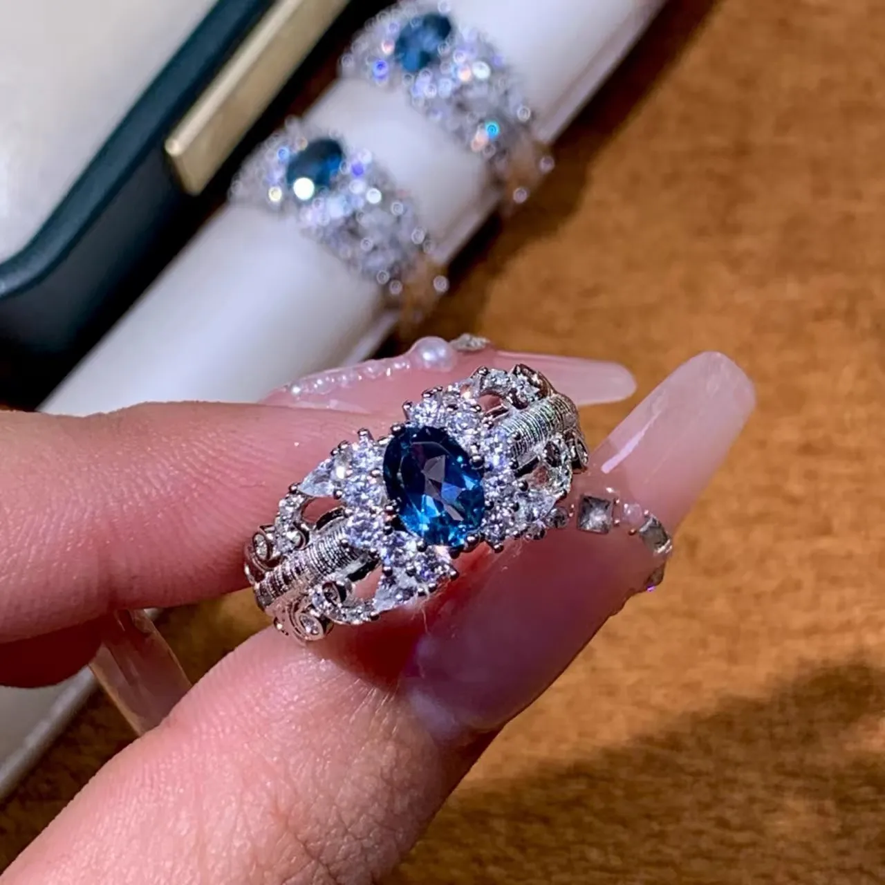 

Vintage Sparkling Silver royal blue Lace Oval Ring, Mid-Century Retro Exquisite High-End Party Hand Jewelry for Women Wholesale