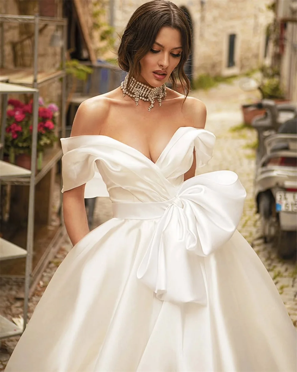 Gaun Pengantin Tokyo Putih Model Off Shoulder Tanpa Lengan dengan Pita, Model A-Line, Resleting Belakang, dan Court Train, Koleksi 2025