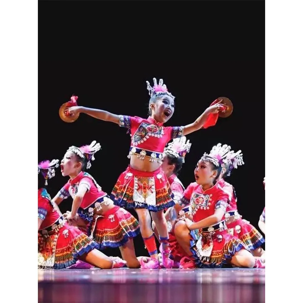 Chinese Nationale Kostuums Kinderen Miao Yi Xiaohe Stijl Nationale Dag Dansvoorstelling Beginnen Met Het Schieten Van Clang Kostuums