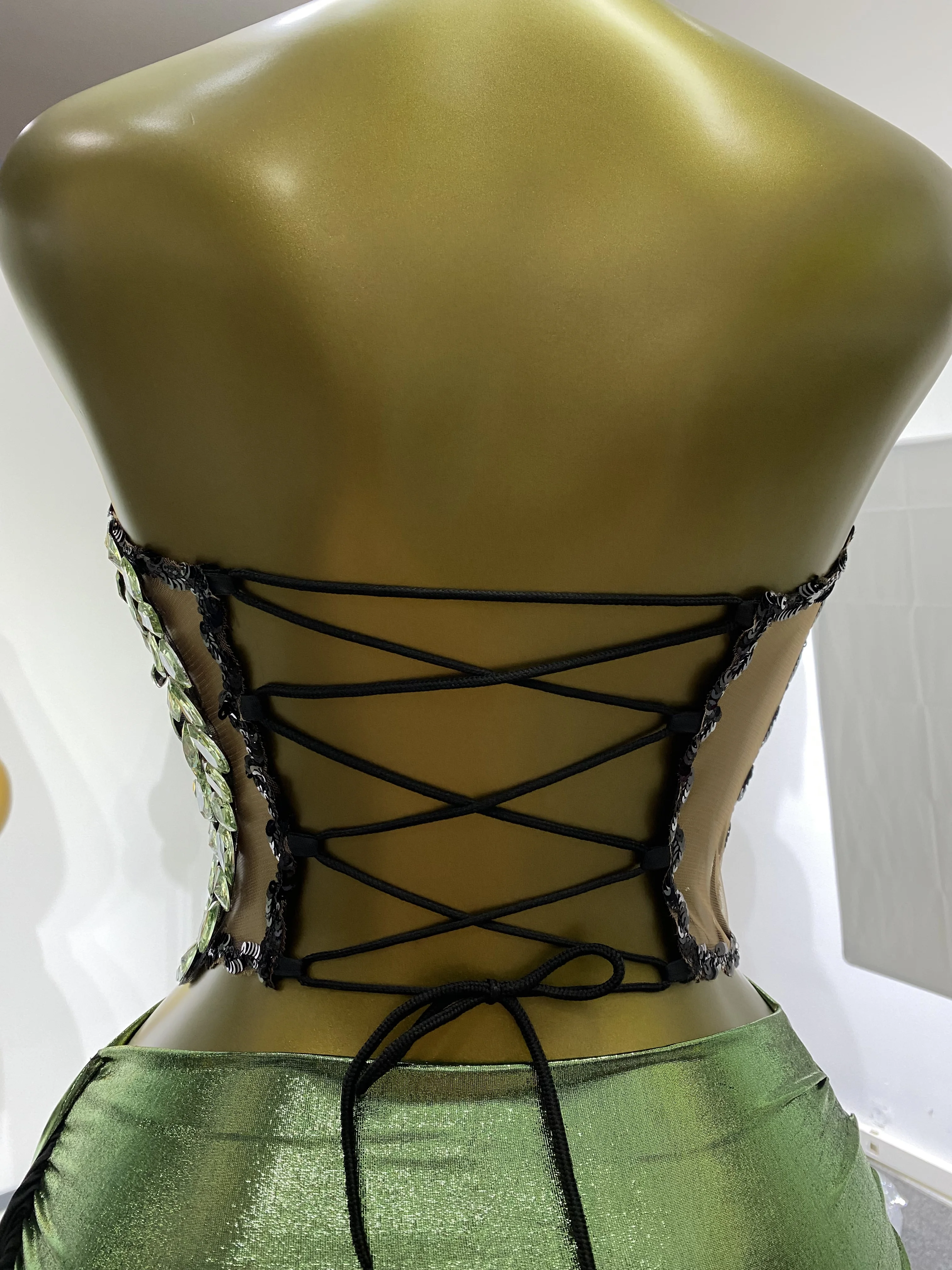 2025 ผู้หญิงสีเขียว Rhinestones ชุดกระโปรง Strapless Corset Top และ Mini ผลกําไรในรอบกระโปรง 2 ชิ้นชุดราตรี Gogo Club เครื่องแต่งกาย