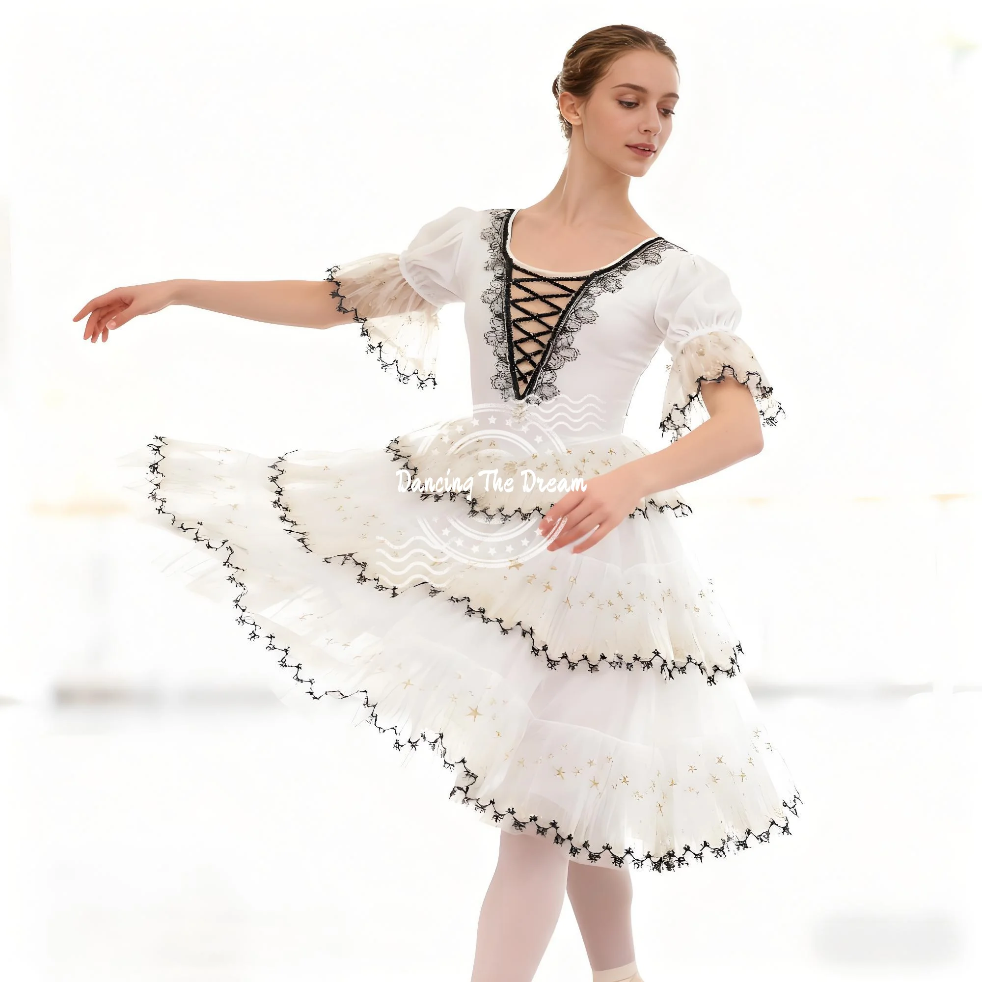 

Очаровательная балетная юбка из белого тюля с кружевом и звездными акцентами