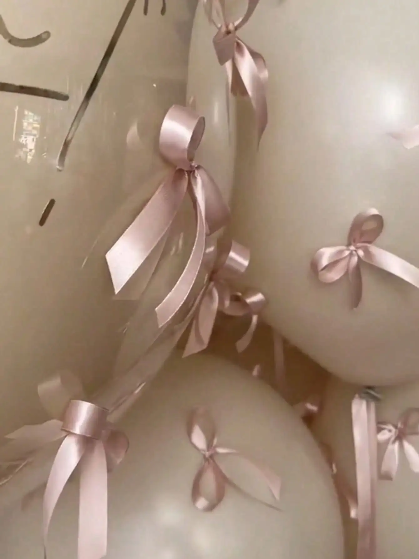 بالونات لاتكس بيضاء رملية مقاس 12 بوصة مع عقدة فراشة ديكور أسلوب بسيط ولطيف لعيد الميلاد وحفلات الزفاف وديكور حفلات الأعياد