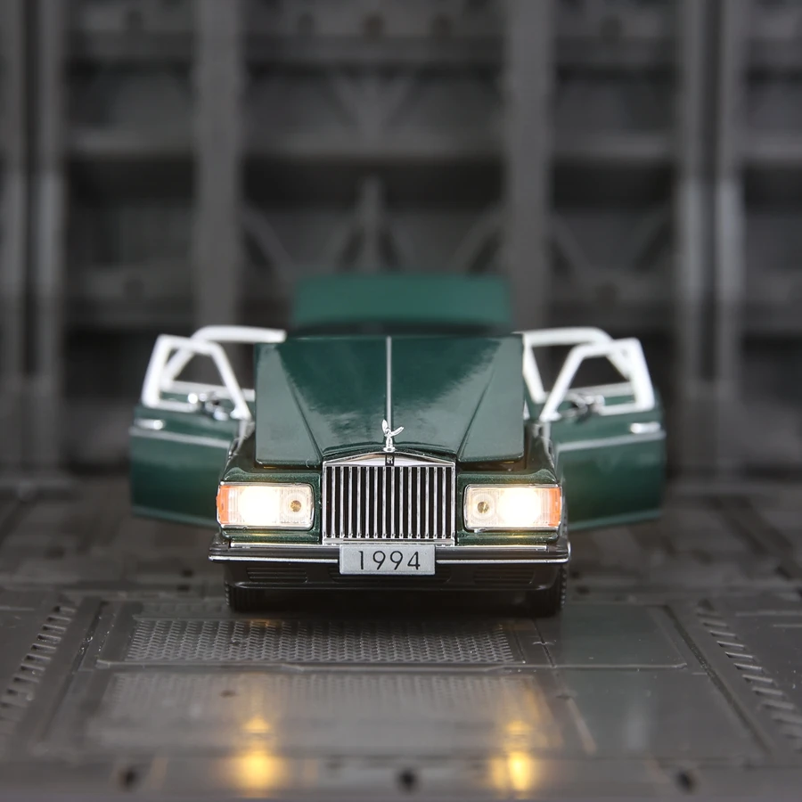 1:32 Simulation Silver Spike Alloy Car Model 1994 Retro Car Ornament Gift Sound and Light Return Force Can Open Door