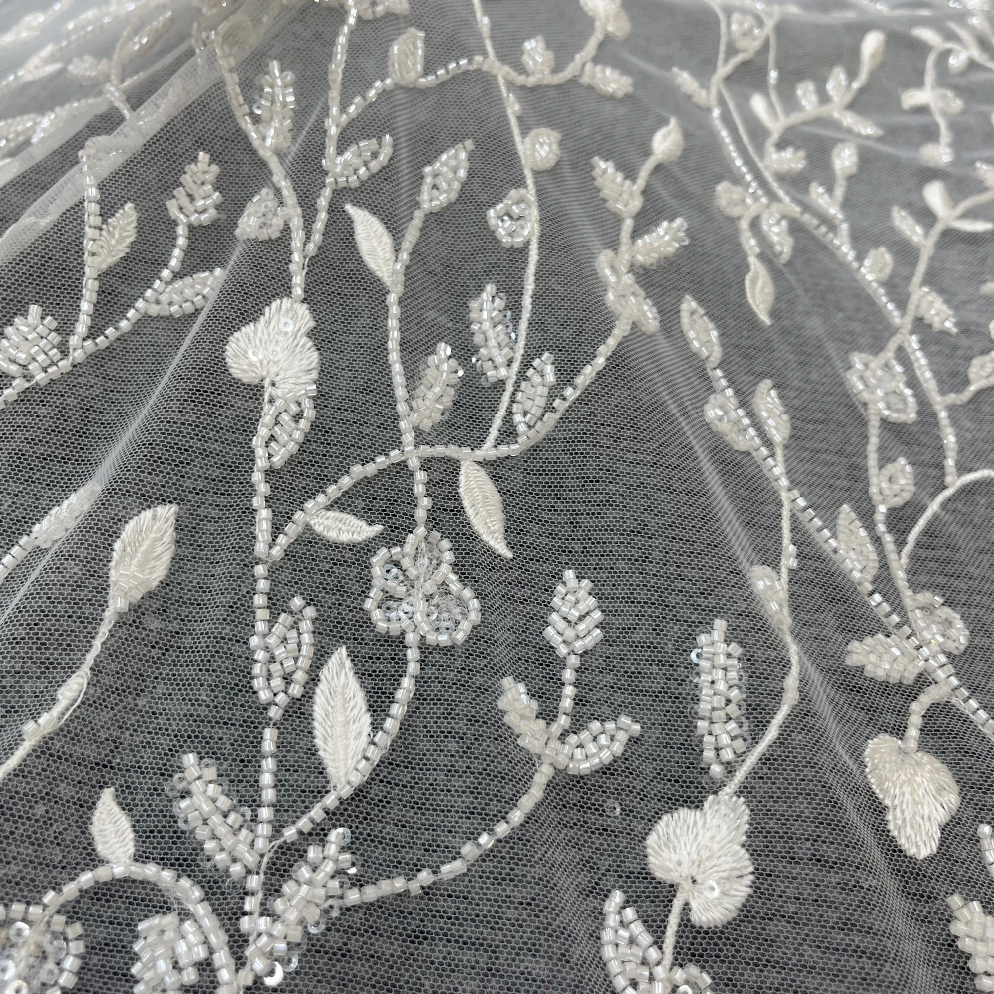 Zarte Linien Pailletten Perlen Spitze Stickerei hochwertige Hochzeits kleid Design Stoffe