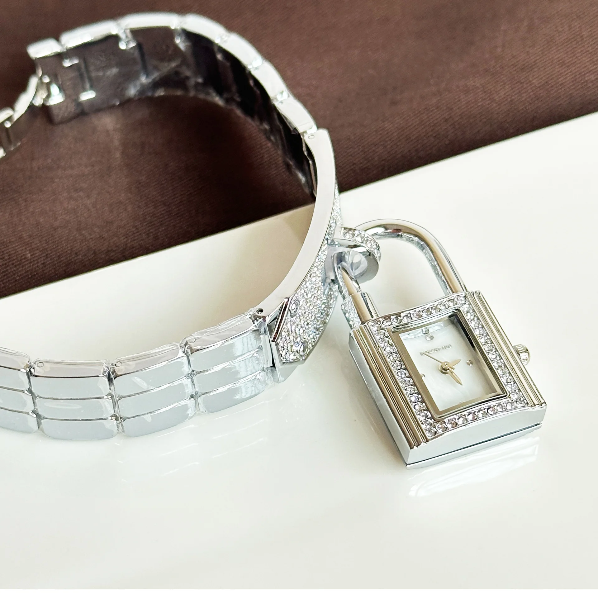 ساعة بسوار قفل للنساء، ساعة بسوار معدني على شكل قفل على الطراز الأوروبي والأمريكي، هدية نسائية