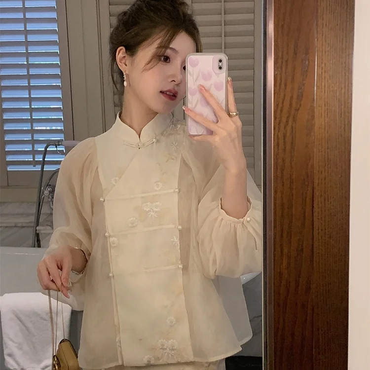 Neues chinesisches Retro-verbessertes Cheongsam-gesticktes Hemd für Damen im Frühjahr 2023, neues Design, Sinn für Nischenstil, gewickeltes Knopfoberteil