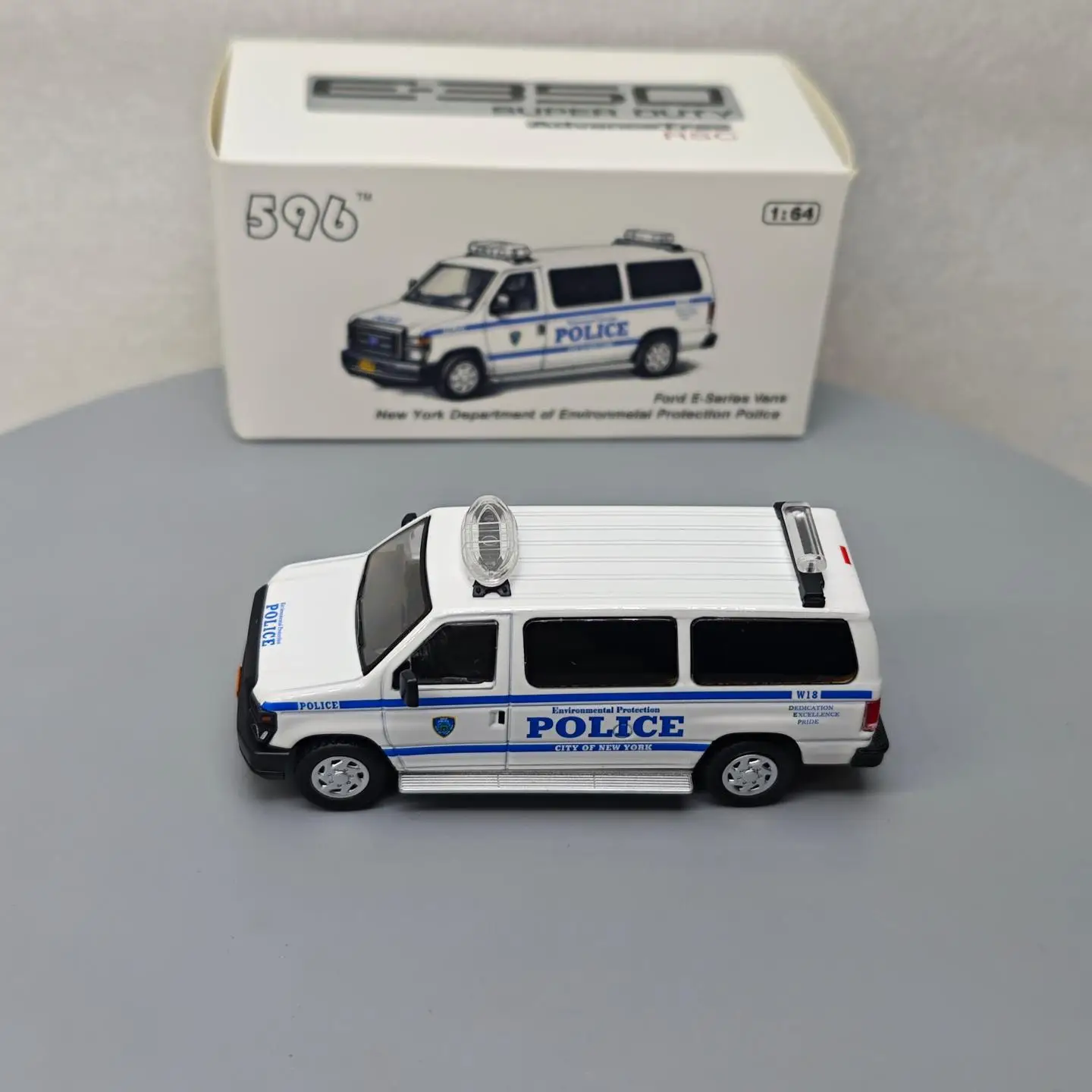 596 1:64 Ford E-Series Vans NYPD 596-112