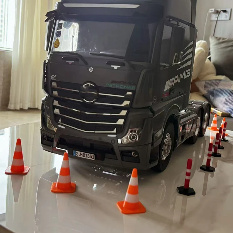 Stojak na sprzęt do ciężkich palników, zbiornik paliwa i szafka mogą być wyposażone w sprzęt elektroniczny do przyczepy ciężarówki RC Tamiya 1/14.