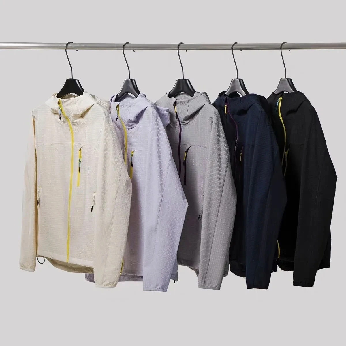 

New Color R Series ex Outdoor Sports Jaet Breathable Water Resistant Windproof Hooded Coat Polyester Fiber Ammonia Elas...