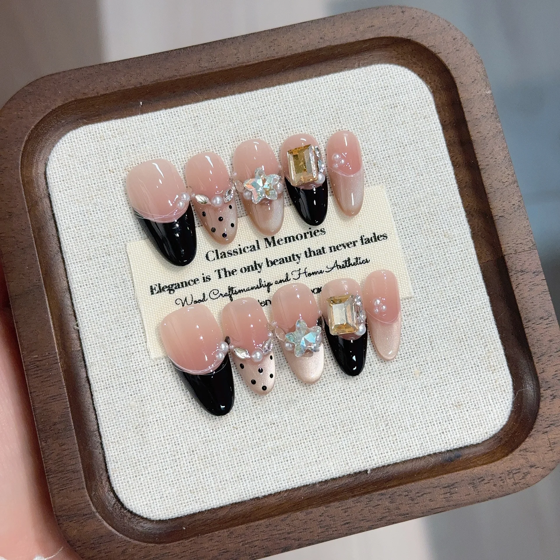 10 ชิ้นหวานน่ารักกดบนเล็บขนาดกลางอัลมอนด์เล็บปลอม Bowknot Pearl เล็บเต็มรูปแบบ Glitter ภาษาฝรั่งเศสคําเล็บ Cat Eye เล็บปลอม