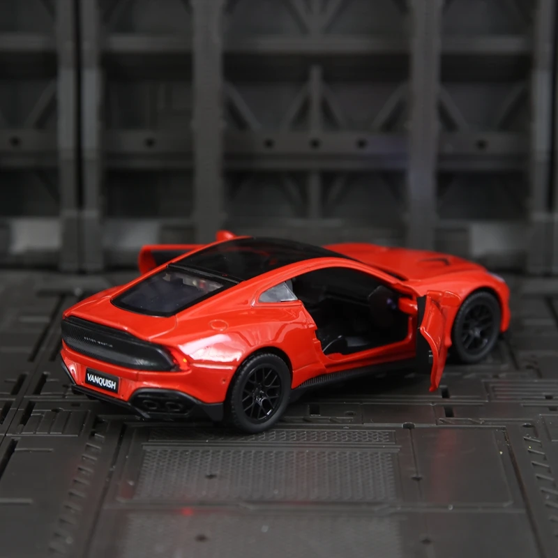 

Модель автомобиля Aston Martin Vanquish из сплава, масштаб 1:34, с открывающимися дверями с обеих сторон, богатая детализация, высокое качество изготовления.