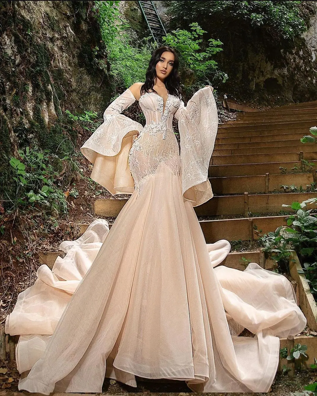 Fashion Sheath Wedding Dress Appliques Bridal Gown Flare Sleeve V-Neck Backless Brush Train Robe De Vestido Customized Hot Sale