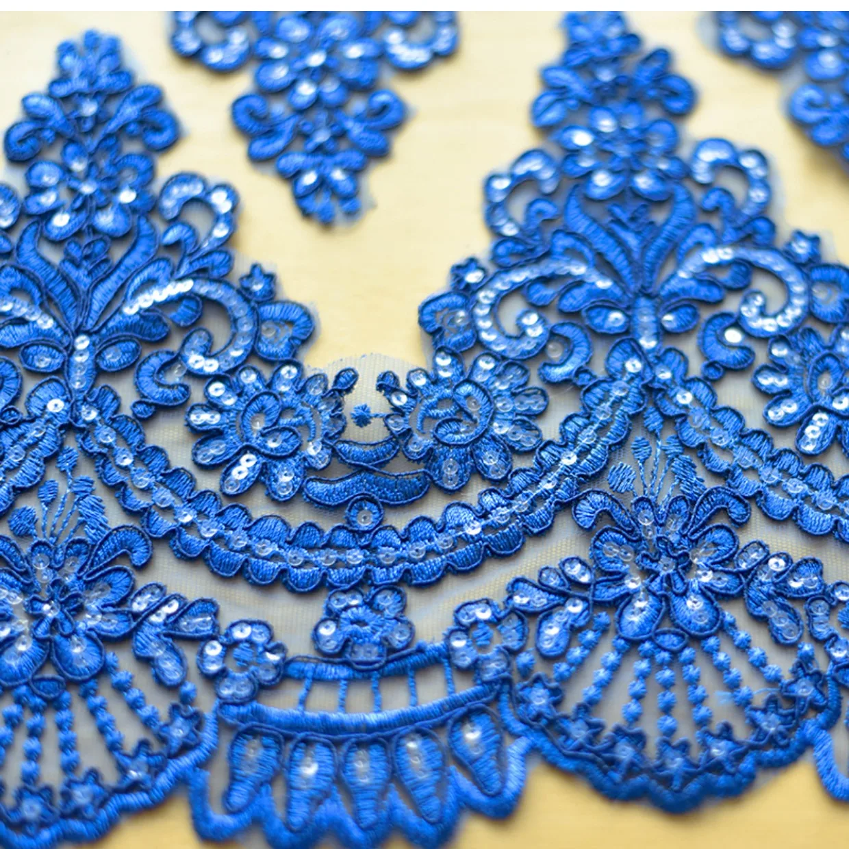 Mehrere Farben können für individuelle Paillettenrand-Spitzenbesatz, DIY-Kopfschmuck, Hochzeitskleid, dekorative Tischdecke RS4119 ausgewählt werden – Detail 4