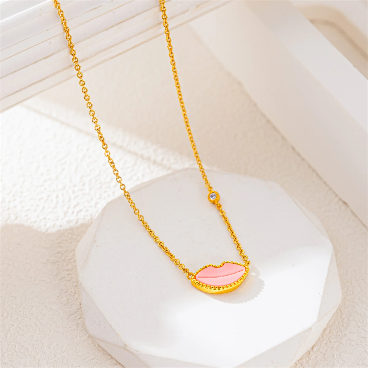 Ins عالية الثناء الوردي الأحمر الشفاه قلادة المرأة ملهى ليلي الوردي فقاعة الحجر الطبيعي قلادة المرأة قذيفة الترقوة سلسلة