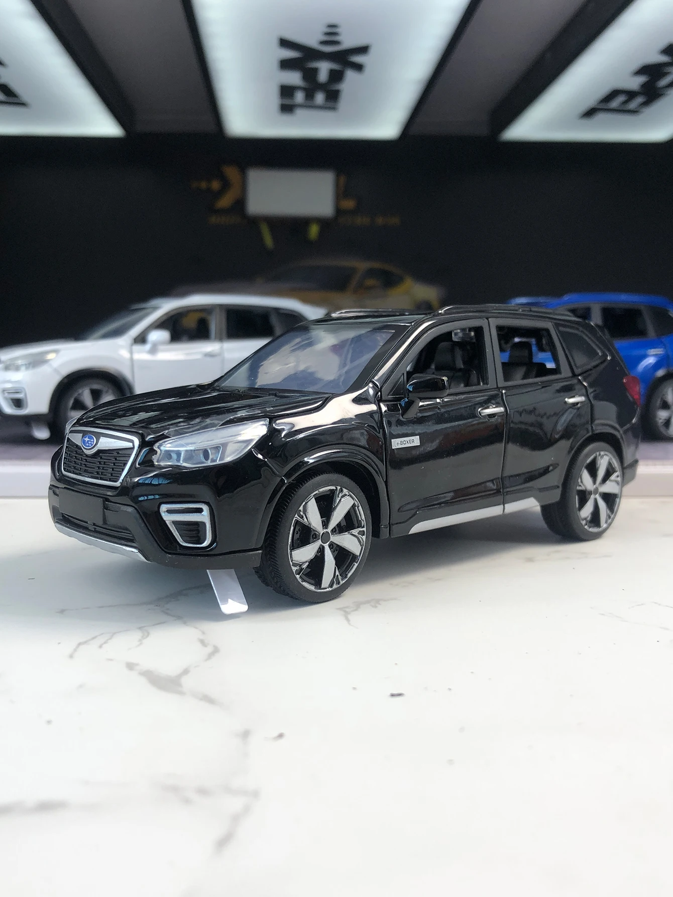 

1: 30 simulation zinc alloy 2021 Subaru Forester model car, static ornament, metal collectible gift car