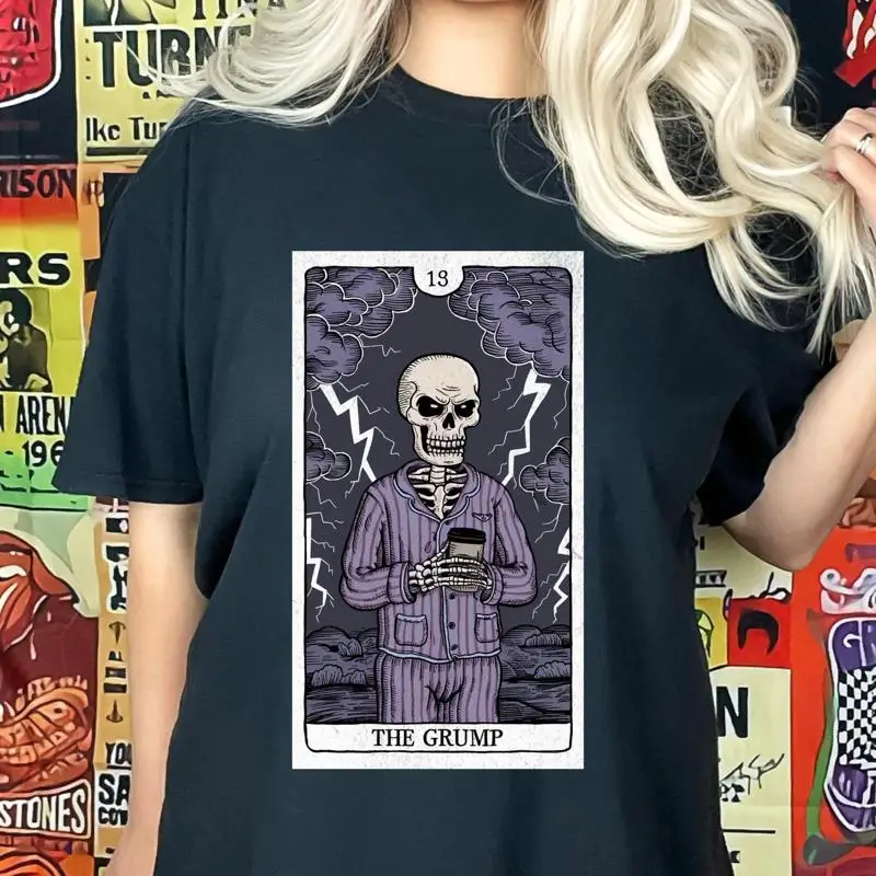 

Футболка с картами Таро The Grump, забавный скелет, саркастический кофейный темный юмор, готический штурмовой погода, ведьма, эстетика