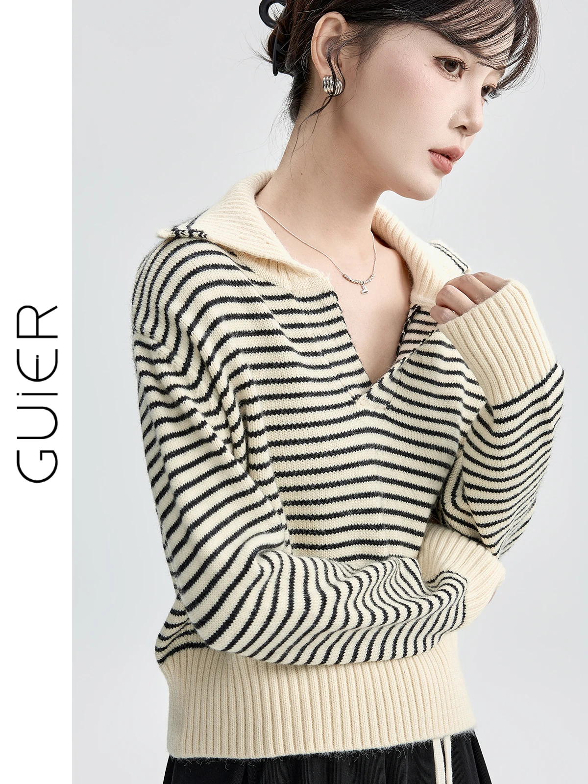 

Женский вязаный топ Guier в полоску свободного кроя с воротником, осень-зима 2025, модный универсальный дизайн, длинный рукав, стандартная длина