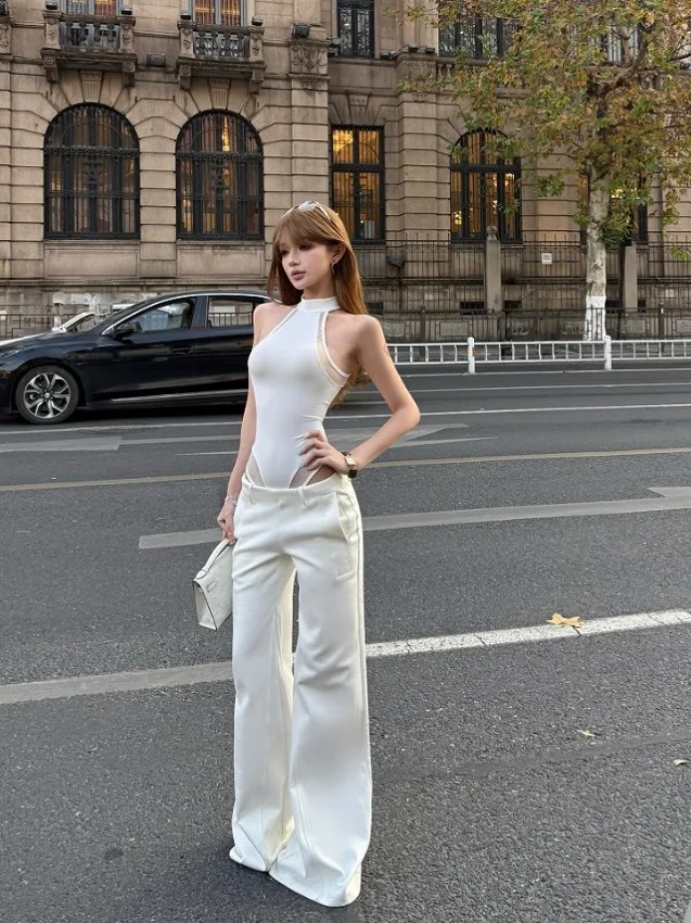 

Модный комплект из двух предметов: брюки с высокой талией и широкими штанинами, женский жилет без рукавов. Новинка Весна 2026. Стиль Pure Desire.