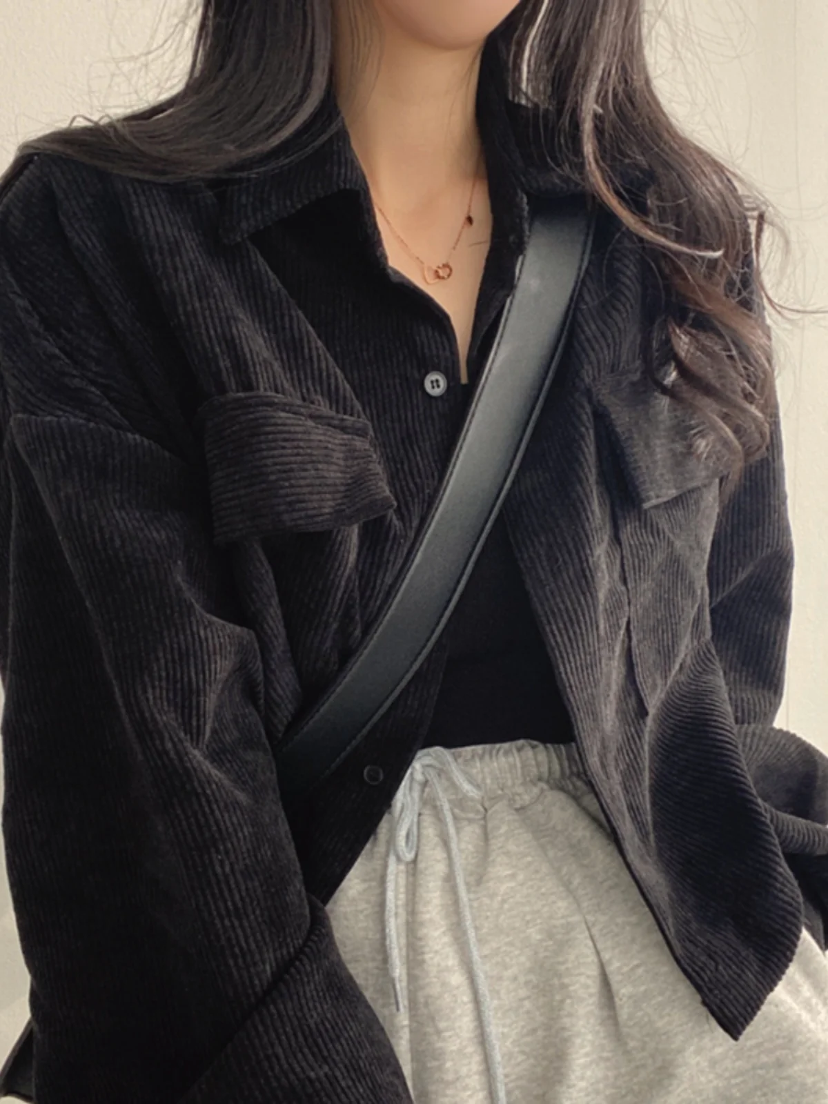 سروال قصير للنساء من Irt Jaet لربيع الخريف فضفاض عالي الخصر بتصميم مميز بزر واحد وياقة كلاسيكية #3