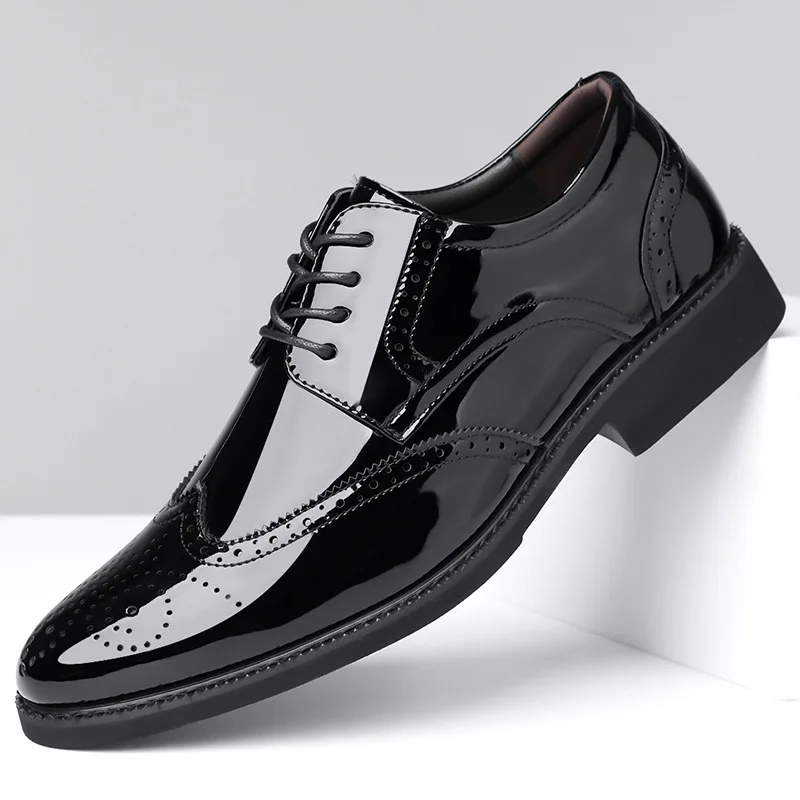 

New Designer Men Patent Leather Casual Shoes Pointed Toe Brogues Dress Shoes Lace-up Heels Business Leisure Shoes