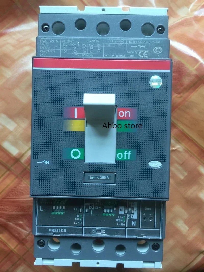 

For ABB 3P250A plastic case circuit breaker 1SDA053999R1 air switch T4N250 10061824