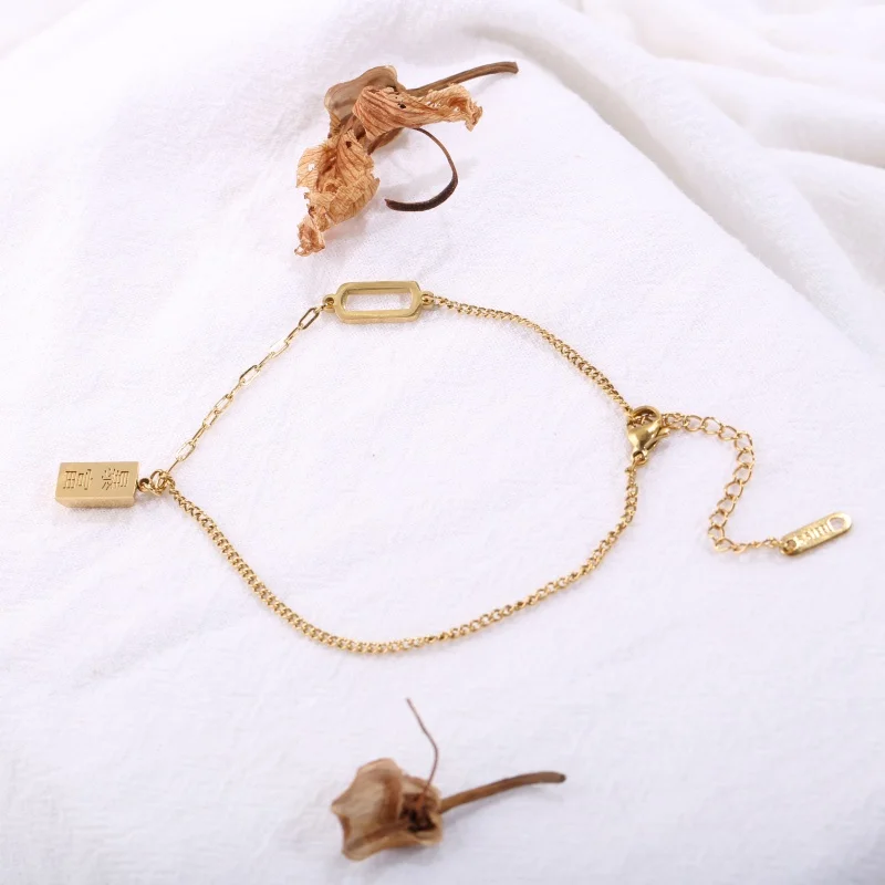 1 Piece Stainless Steel Bracelet with 18K Gold Plating, Geometric Rectangular Hollow Pendant, Adjustable Wrist Accessory, Suitable for Women's Minimalist High-End Luxury Outfits, Matching with Solid Color T-Shirts, Low-Key and Sophisticated Neck Jewelry, Simple Gift Accessory for Professional Women, Suitable for Commuting, Shopping, Short Trips, and Various Occasions