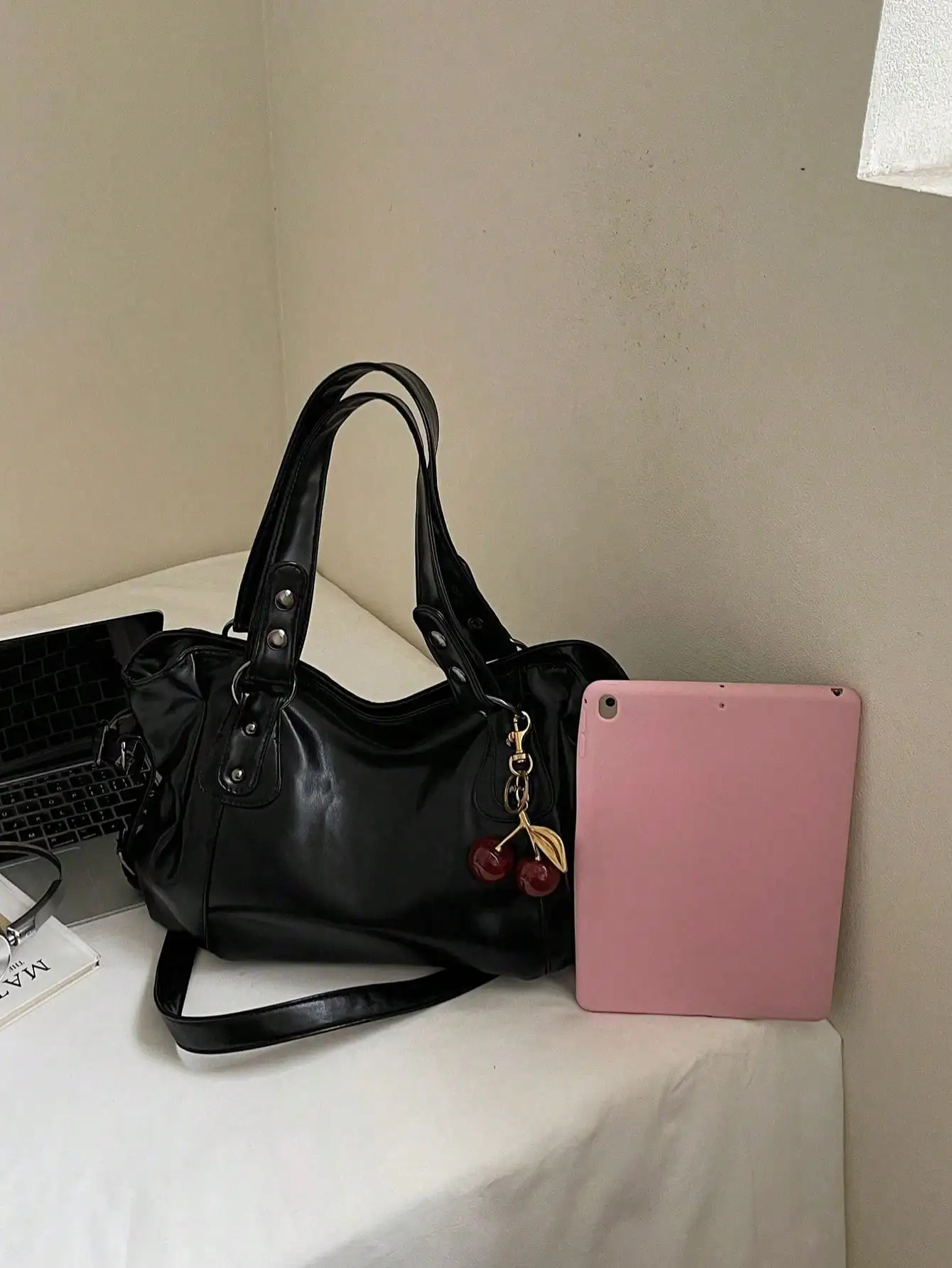 Women's Vintage PU Shoulder Bag, Handbag With Zipper, Dual Handles, Cherry Pendant, Coquette Aesthetic, Retro Aesthetic, Minimalist, Office. Black SG260416154601217083040
