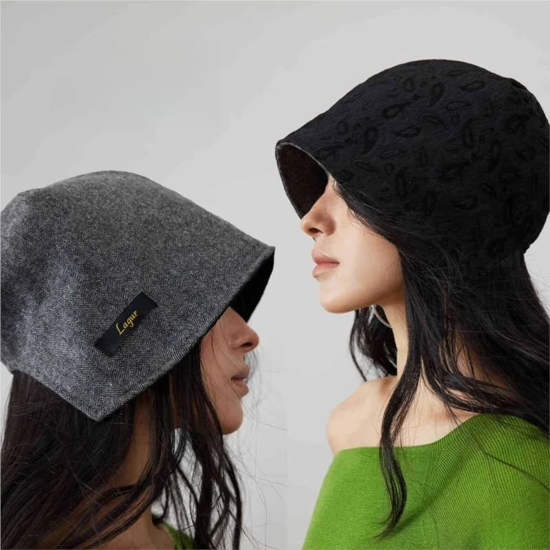 

Black small bucket with thickened double-layer cold on both sides that show off the face
