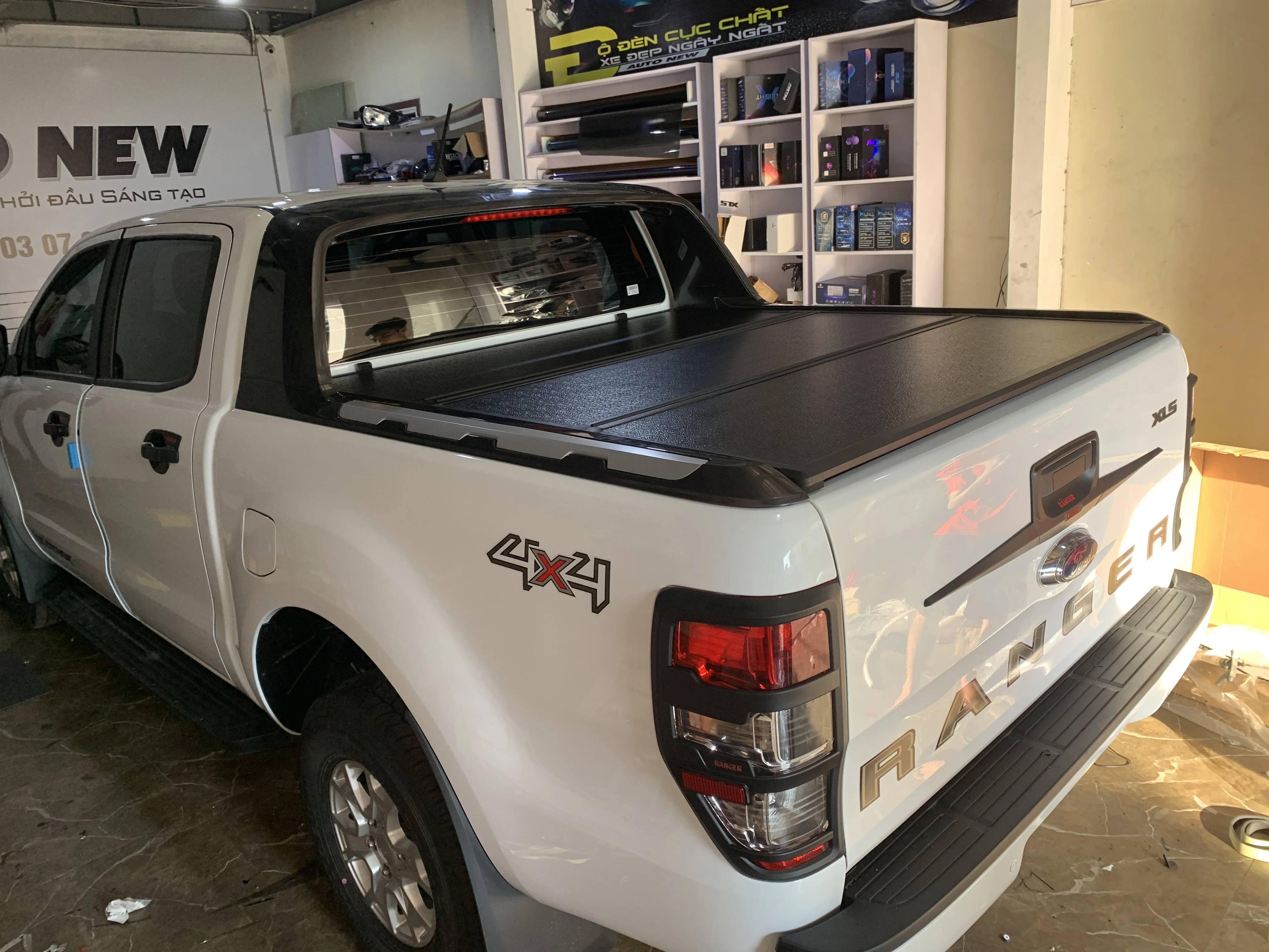 High Quality Pickup Truck Bed Cover Hard Tri-Fold Folding Tonneau Cover for Ford F150 Ranger Navara Dmax BT50 D40 Frontier Titan