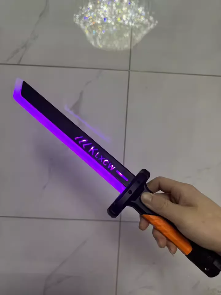 45 cm oplaadbaar regenboog led-lichtgevend cyberzwaard met vonk- en rookeffect Gratis USB-druppelkop en 5 Flint Sparks-upgradewaarschuwing