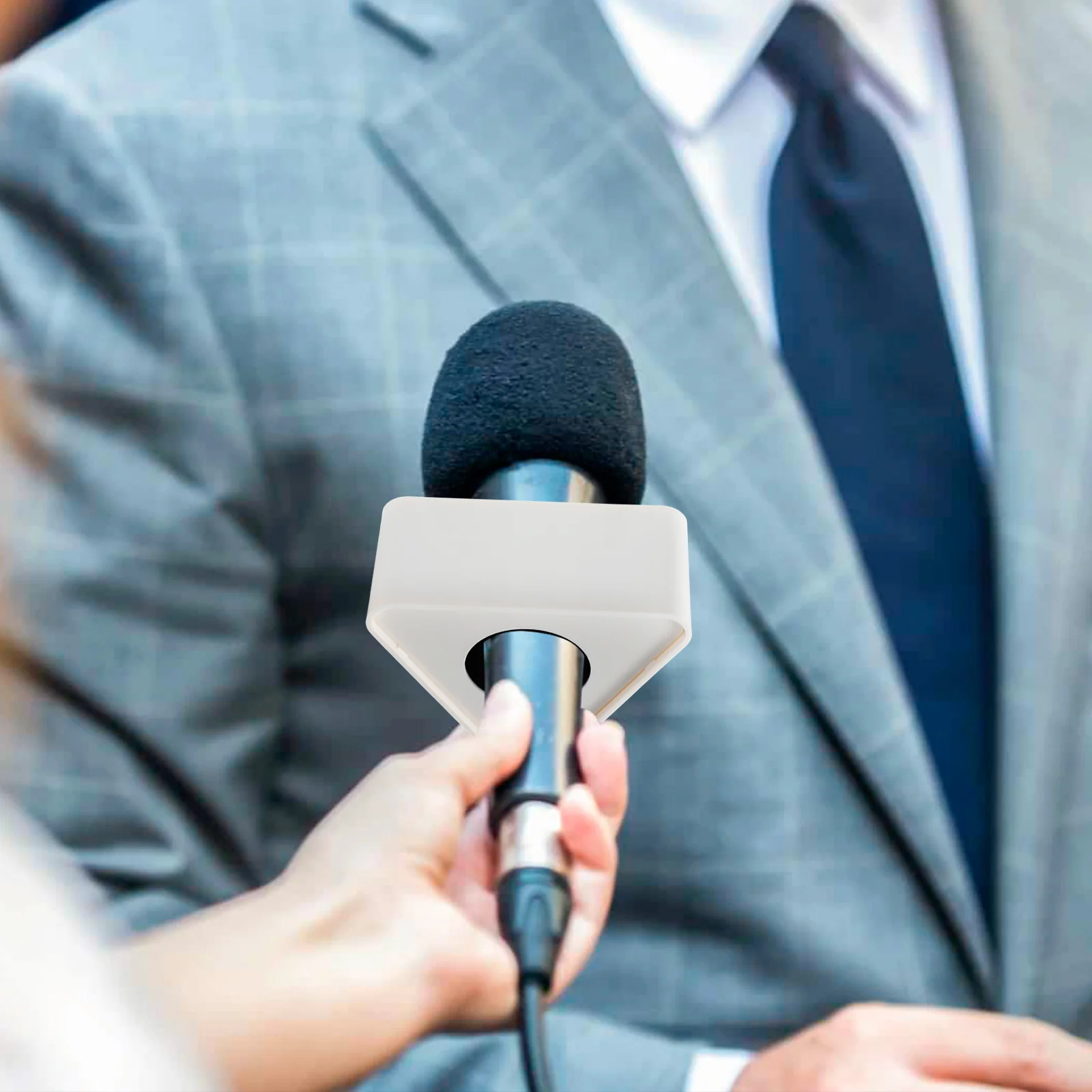 2pcs Portable Abs Injection Molded Triangular Interview Mic Logo Flag Station For Professional Microphone Customizable Pvc Board