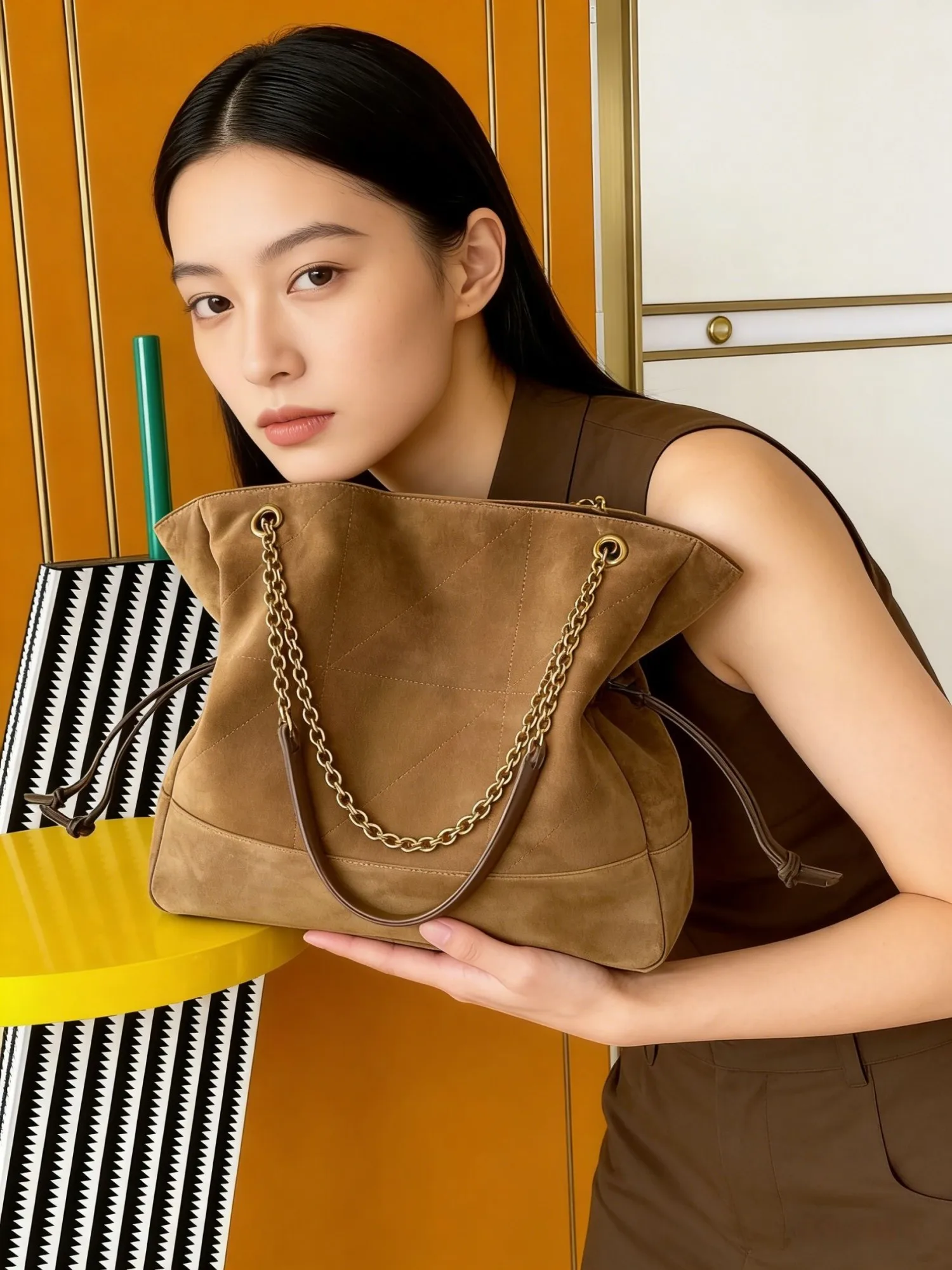 

Женская плетеная сумка-тоут из соломки в коричнево-бежевых тонах с двумя ручками, вместительная сумка-шоппер для лета