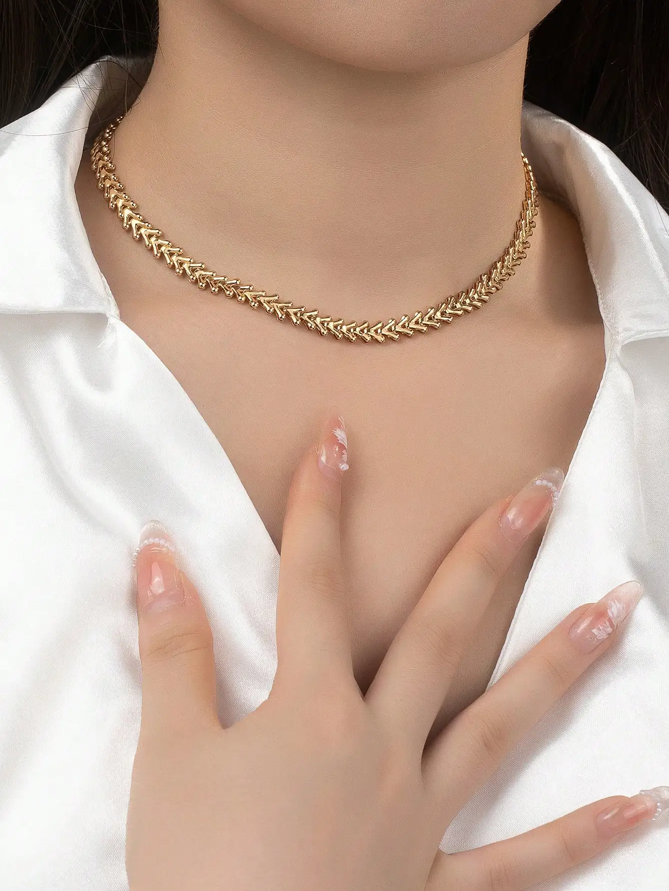 A Sexy, Trendy, Casual, High-End Clavicle Fishbone Chain Necklace for Women That Is Versatile and Unique