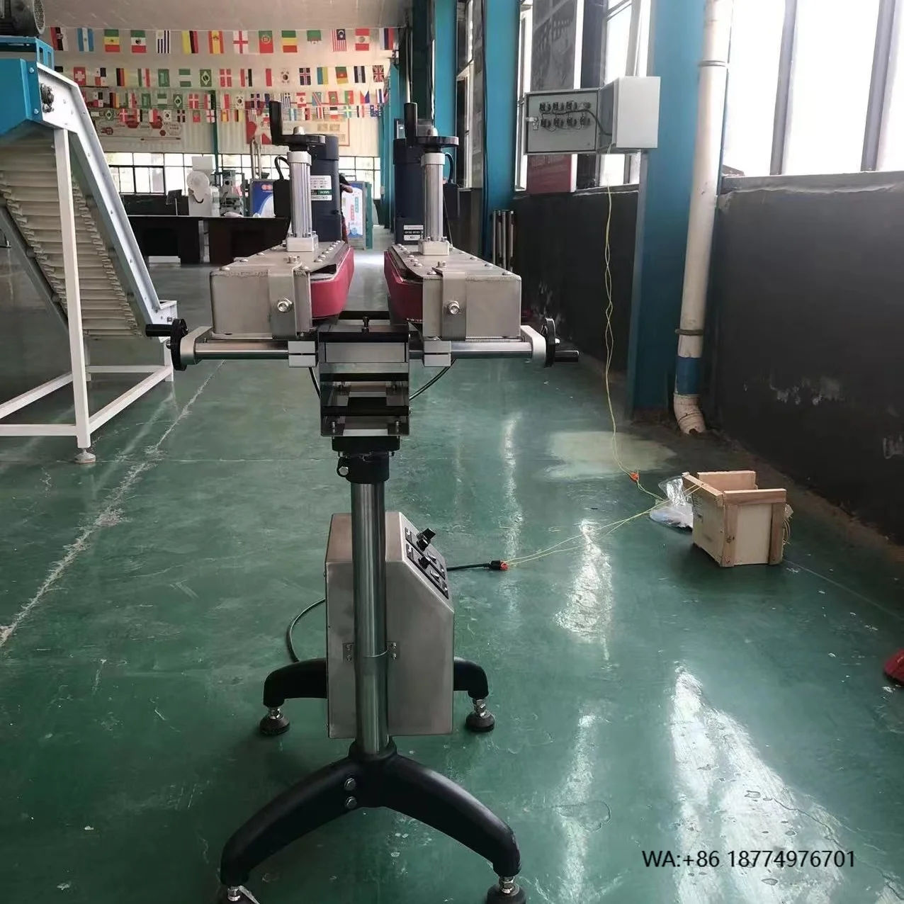 

Efficient Stocked 70mm Side Clamp Hugger Hugging Bottomless Belt Conveyor for Bottle Coding/ Transfer