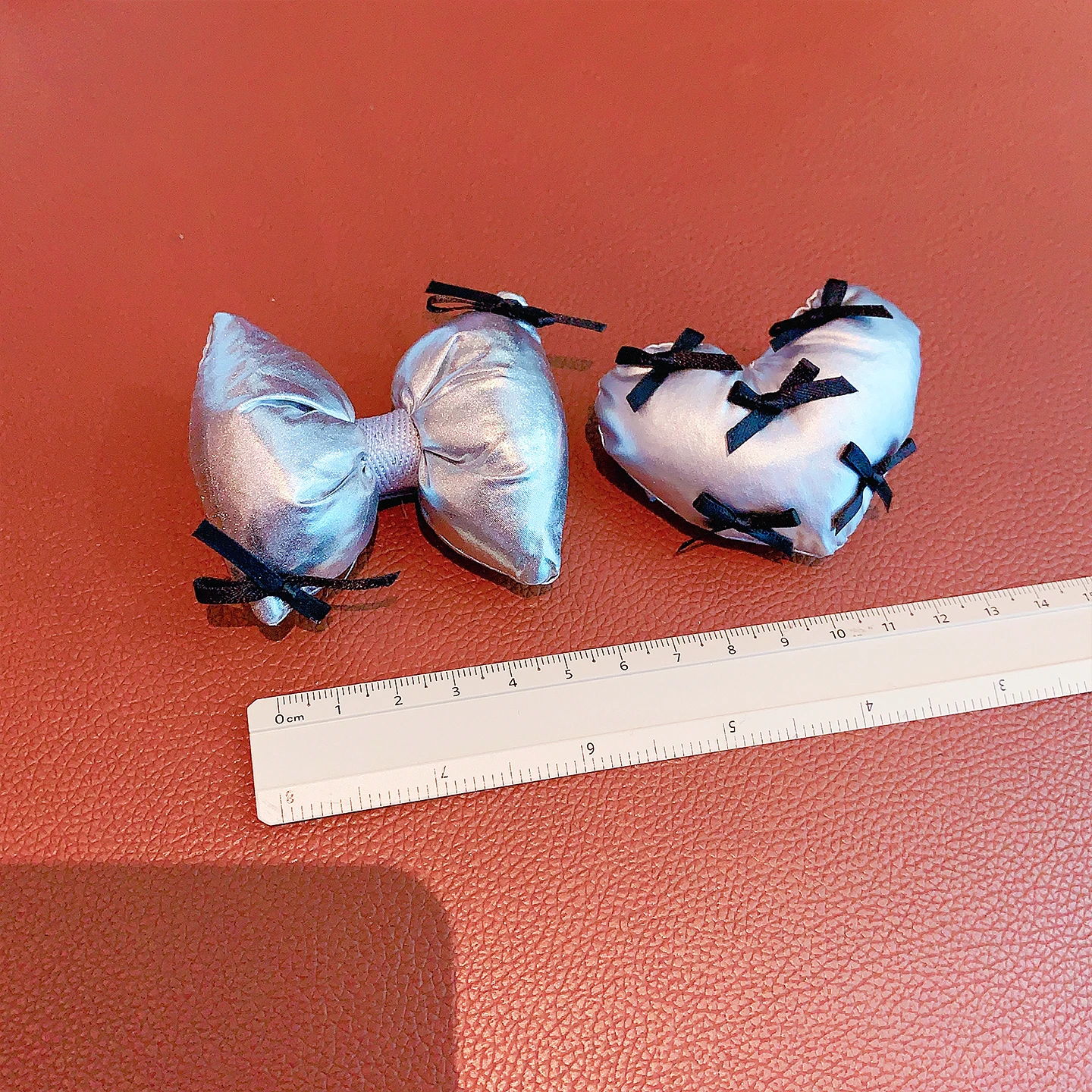 Niedliche Haarschmuck-Accessoires aus kariertem Stoff mit gepolsterter Herzschleife, passende Haarspangen & elastische Haargummis für Mädchen und Frauen. – Detail 13