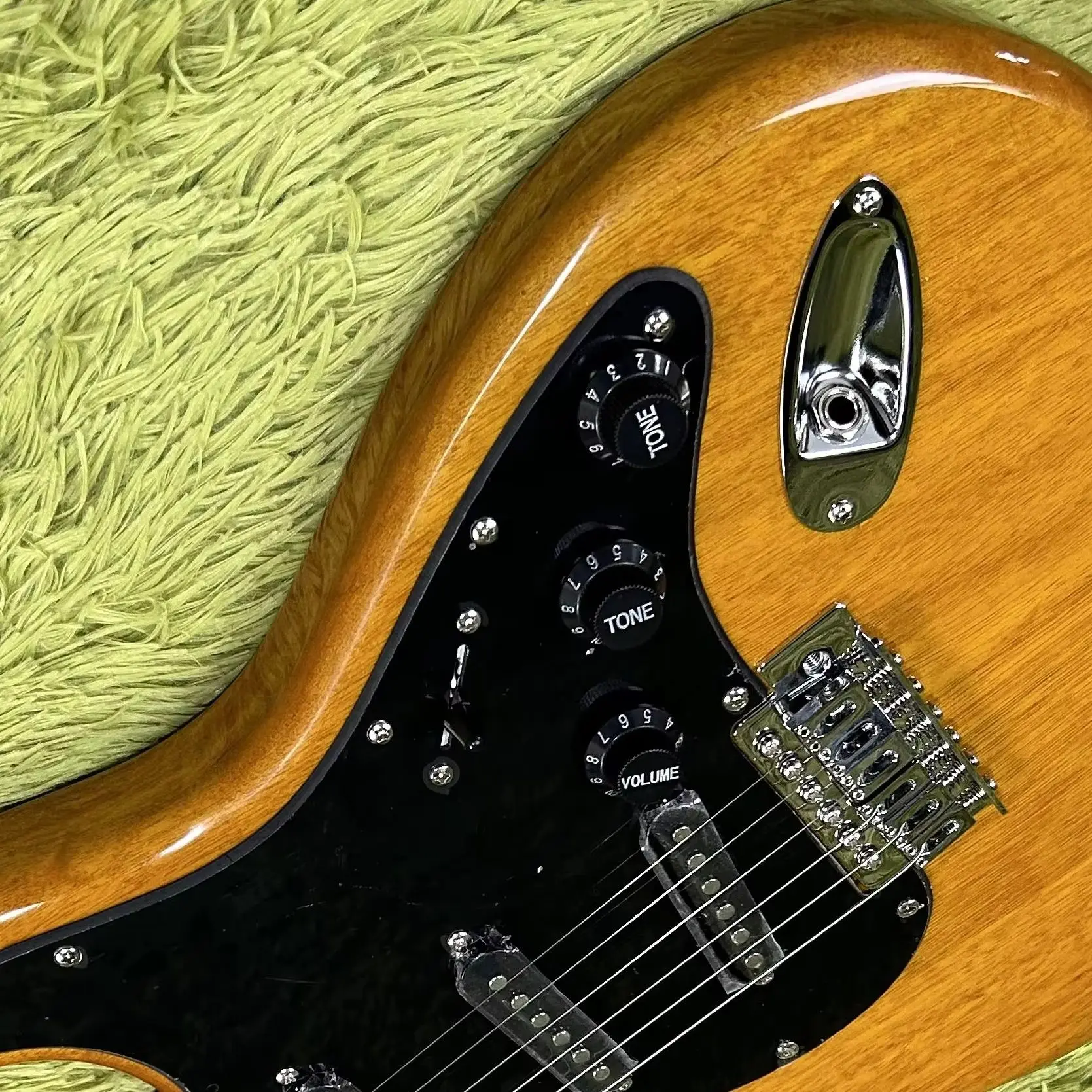 

Hot Sale Electric Guitars Mahogany Body 22 Frets Rosewood Fretboard Transparent Yellow Color