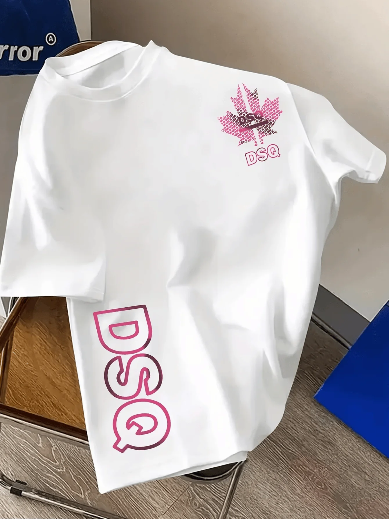Herren-T-Shirt im urbanen DSQ-Stil, ein weiches und atmungsaktives Kurzarmshirt mit Rundhalsausschnitt, geeignet für Fitness und Freizeitkleidung.