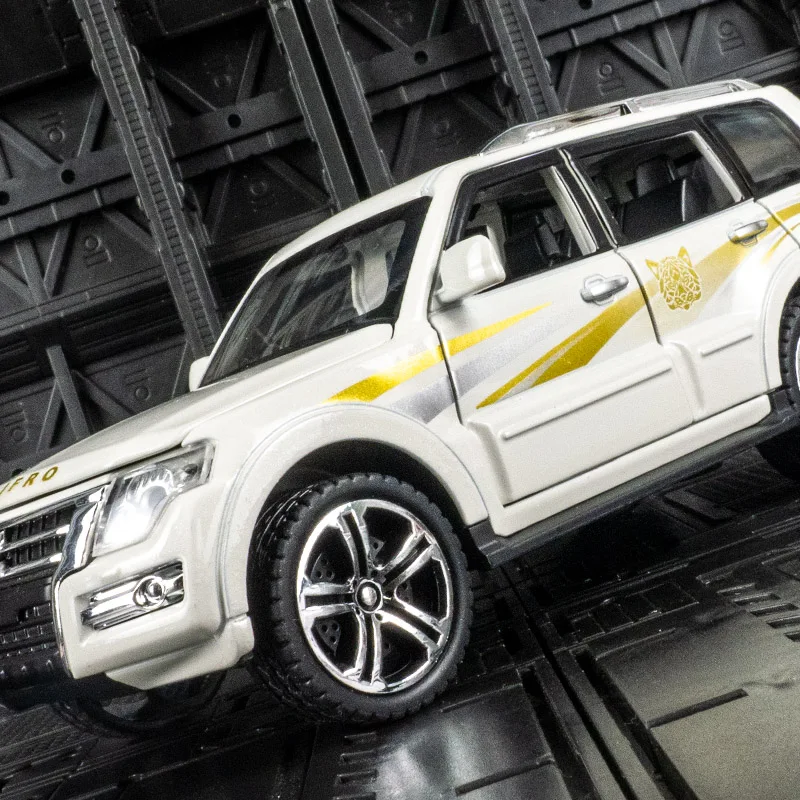 Modelo de Veículo Off-road Mitsubishi Pajero em Liga 1:32, Decoração com Portas e Tampa do Motor que Podem Ser Abertas, Brinquedos para Crianças