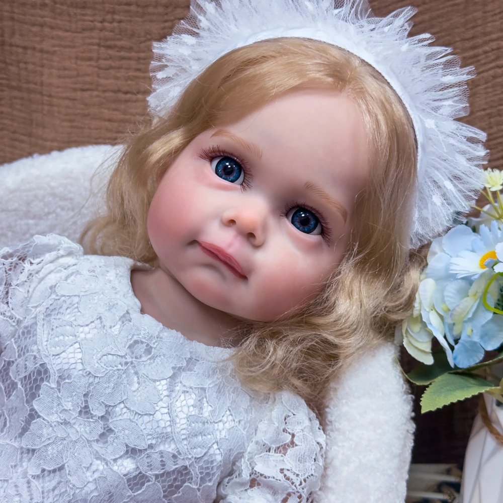 ตุ๊กตาไวนิลรีบอร์นขนาด 22 นิ้ว - ตุ๊กตาหายากสำหรับนักสะสม ผมบลอนด์ ตาสีฟ้า ชุดเจ้าหญิงสีขาว ตุ๊กตาเหมือนจริงที่สามารถจัดท่าทางได้ บรรจุในกล่องของขวัญ