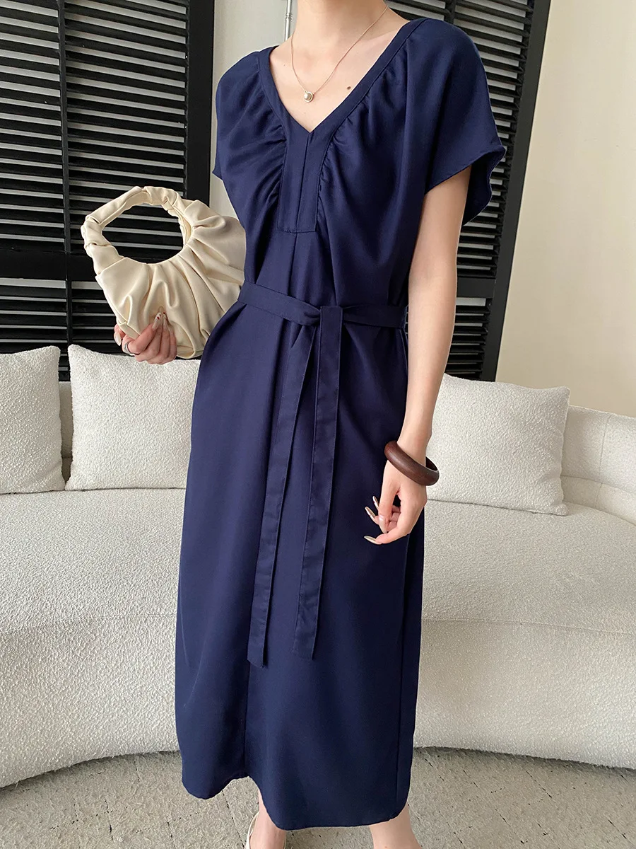 Sommerliches Damenkleid in unifarbenem Design mit V-Ausschnitt und Schnürung an der Taille für eine schlanke Silhouette. – Detail 4