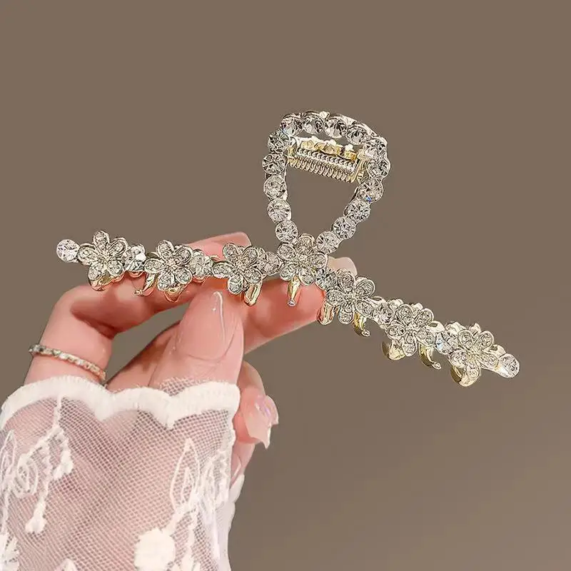 مشبك شعر بأحجار الراين واللؤلؤ المعدني والشرابات والكعكة وسبايك القمح ومشبك القرش