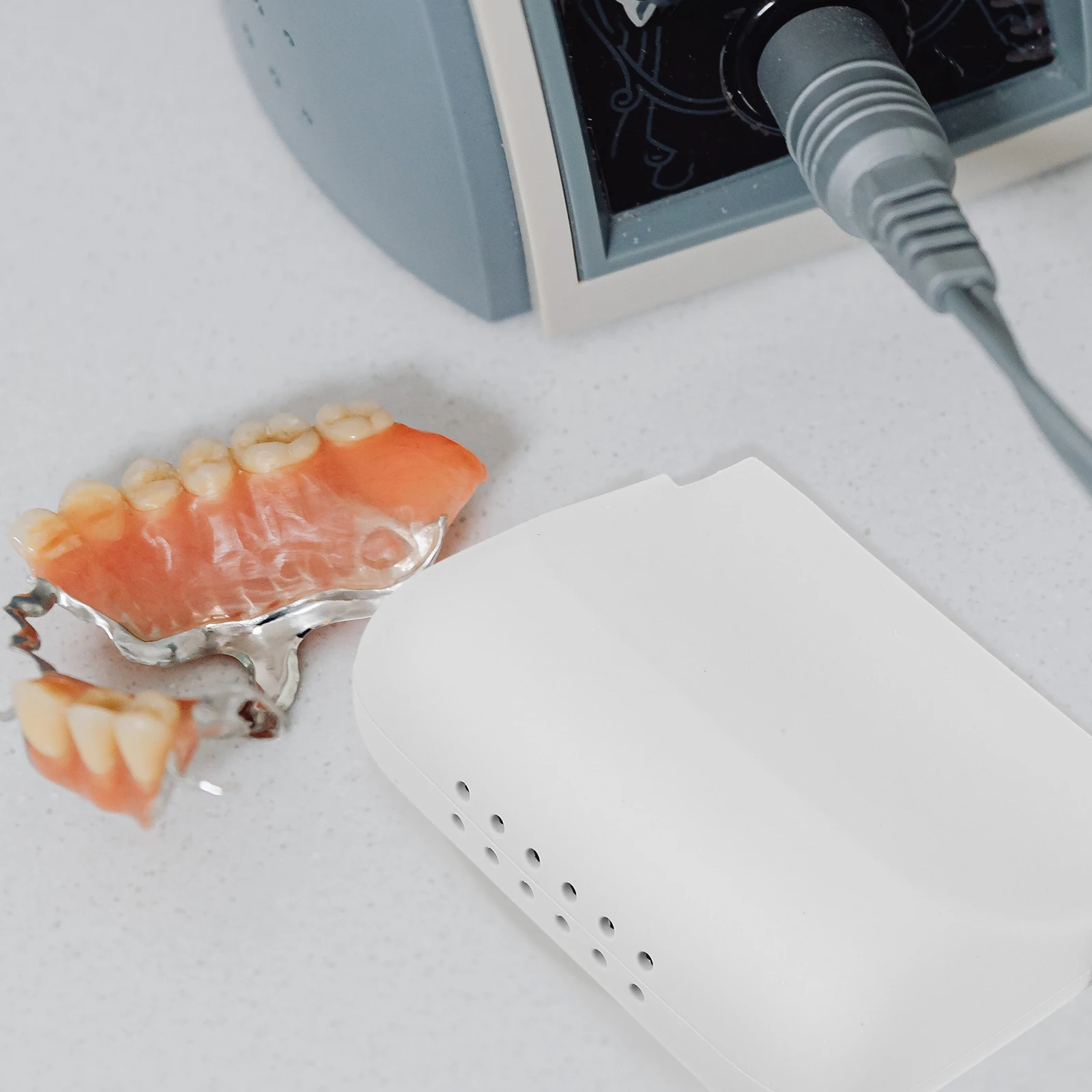 

Контейнер для протезов, фиксатор, ежедневный ящик для хранения выравнивателей зубов, портативная чашка для протезов, серая силиконовая дорожная большая вместимость