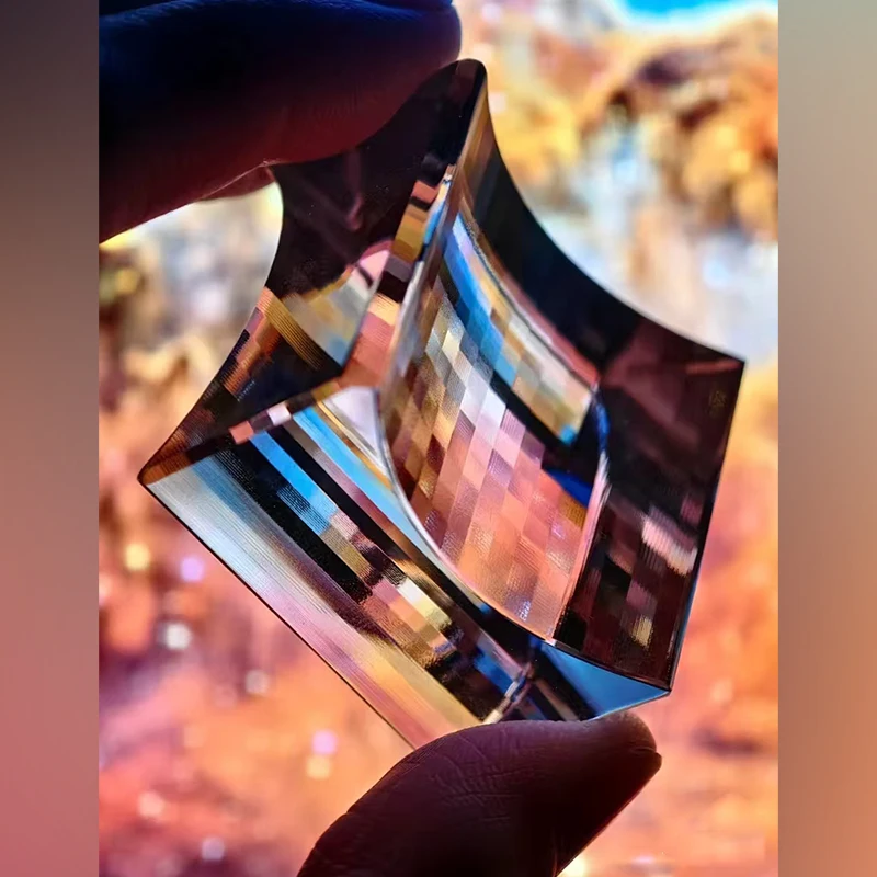 Pixel Prism Lens: L’Ottica Creativa che Trasforma le Foto in Arte Digitale