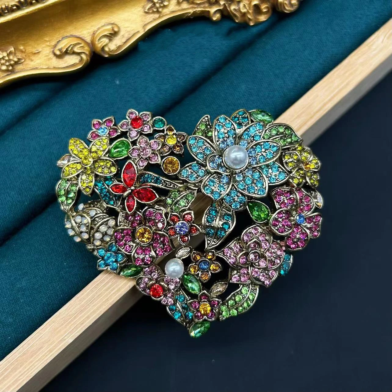 Women Men Medieval Palace Style Classic Heavy Industry Rhinestone Brooches Badges Retro Baroque Rabbit Duck Crystal Unisex Pins