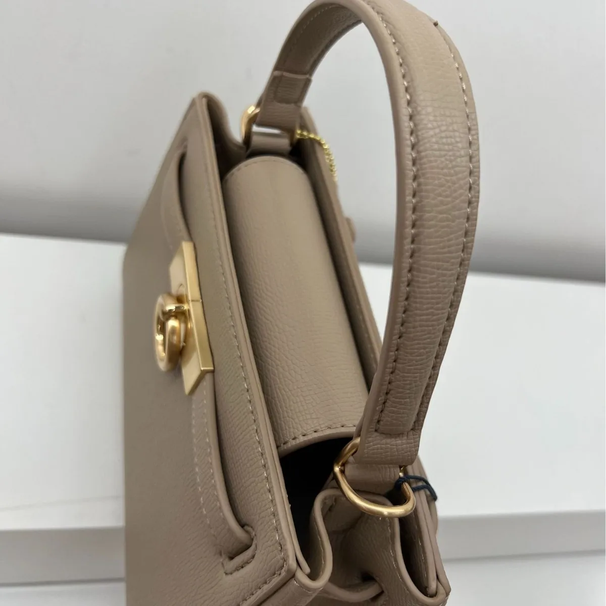 حقيبة ساعي كاجوال جديدة ومزخرفة وعصرية وكلاسيكية مع حزام كتف متقاطع وحقيبة كيلي