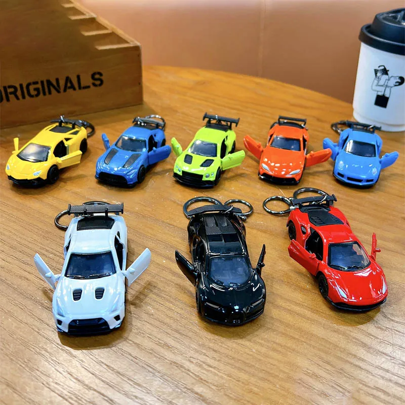 الإبداعية سبيكة الجمود سيارة رياضية صغيرة لعبة المفاتيح قلادة واقعية اللون سباق السيارات التراجع سيارة على ظهره تزيين مُثبت