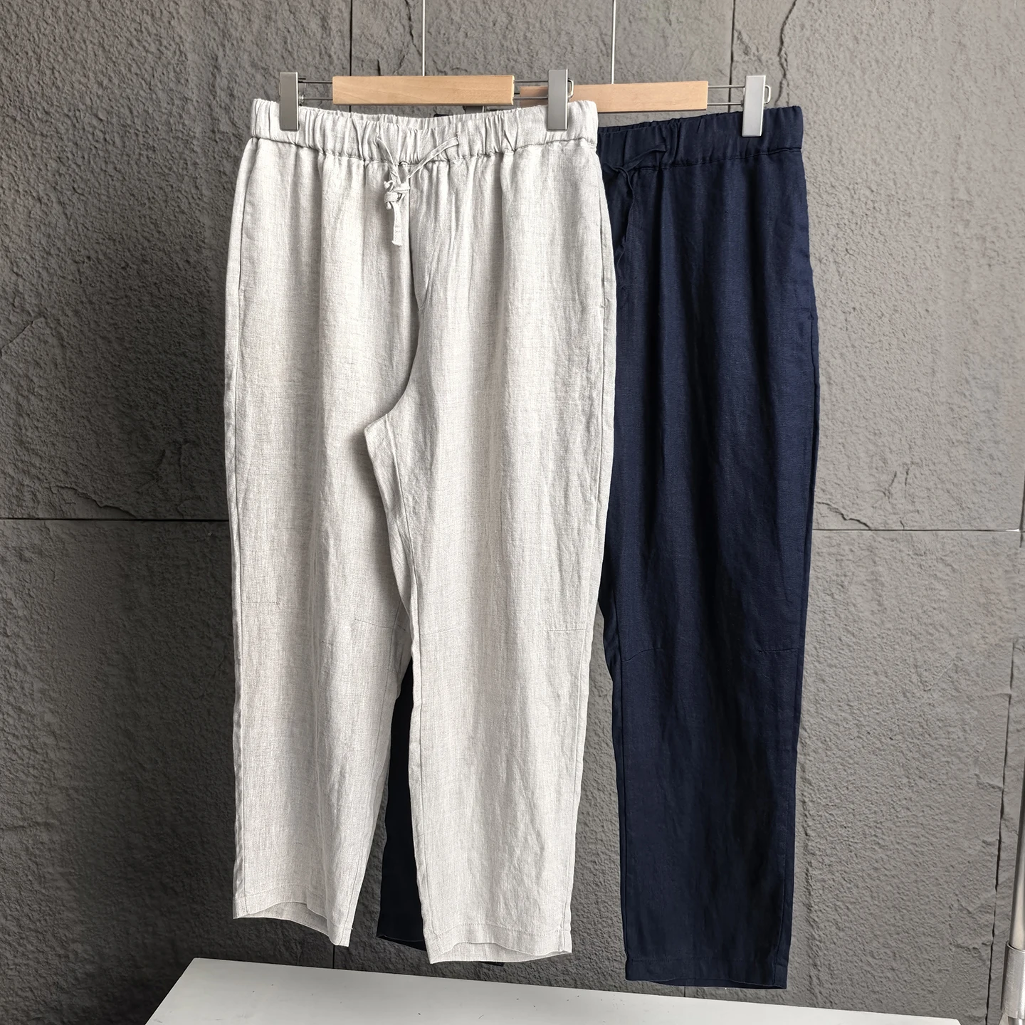 

Мужские летние брюки из высококачественного японского льна: свободный крой, легкие, дышащие, комфортные, прямые штанины.