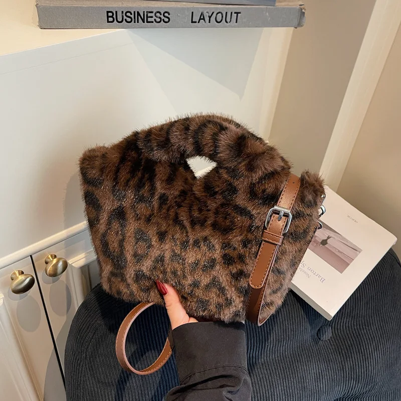 New Luxury Designer Hobo Bag Women Fashion Faux Fur Leopard Print Shoulder Handle Bag Cute Plush Casual Crossbody Bag
